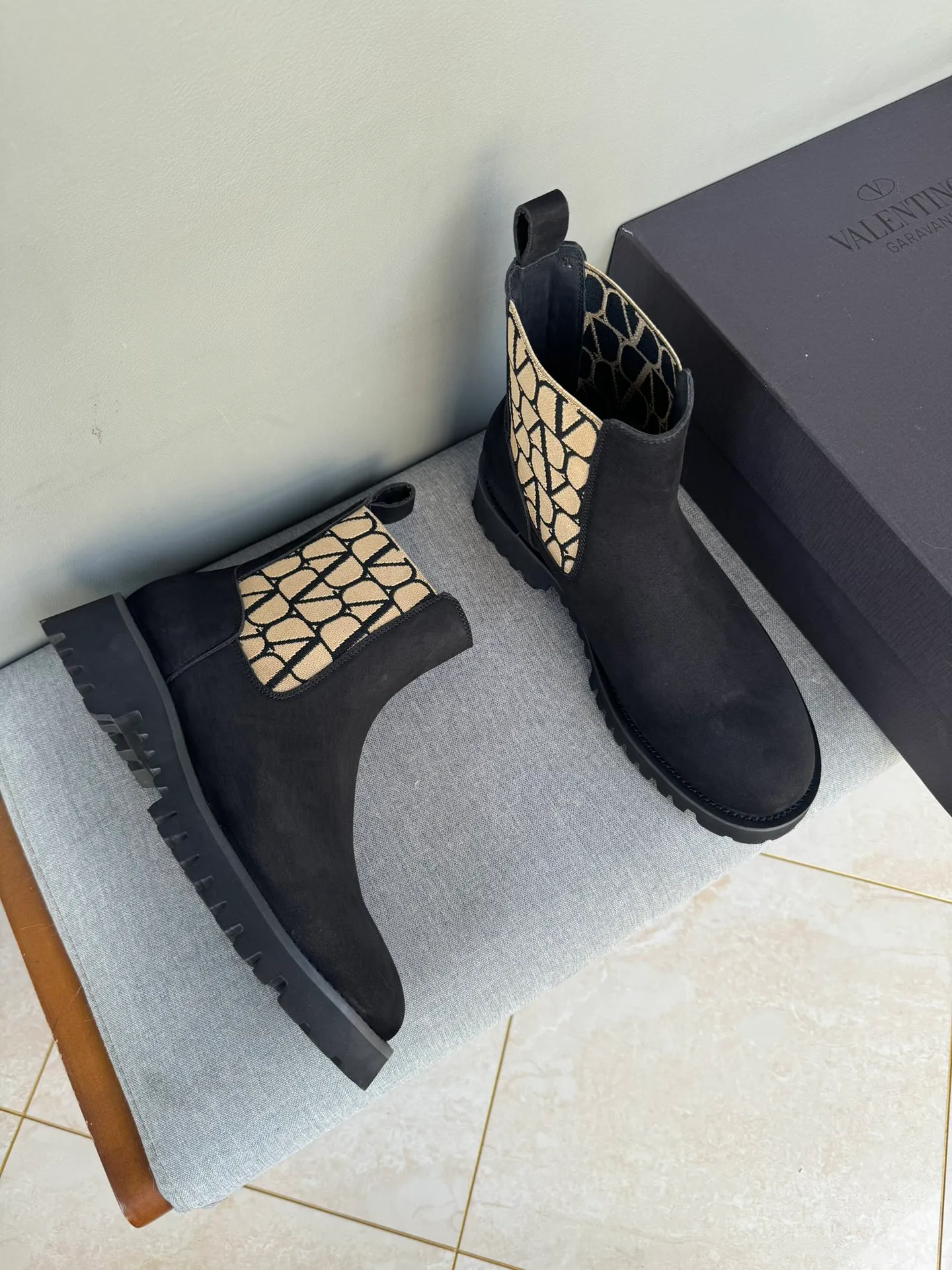 [Valentino] Top P: 1000💰 Size: Men 39-44 (45 customized) Valentino VLTN casual shoes 2025 latest winter series, original 1:1 development Casual men's leather shoes Made with heavy investment, shoes and boots are made of imported cowhide that is not easy to deform, black cowhide lining, original foam outsole, black open edge beads, black suede, brown suede Factory craftsmanship, perfect products are only prepared for you who know taste! Any comparison is welcome!